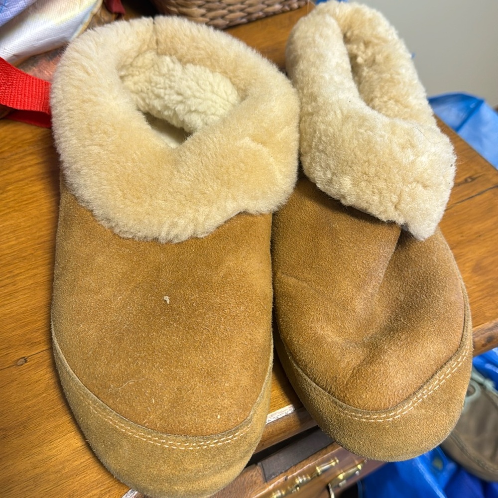 Women’s Sherpa Sheepskin and wool slippers. Eddie Bauer xl 10.5-11.5
